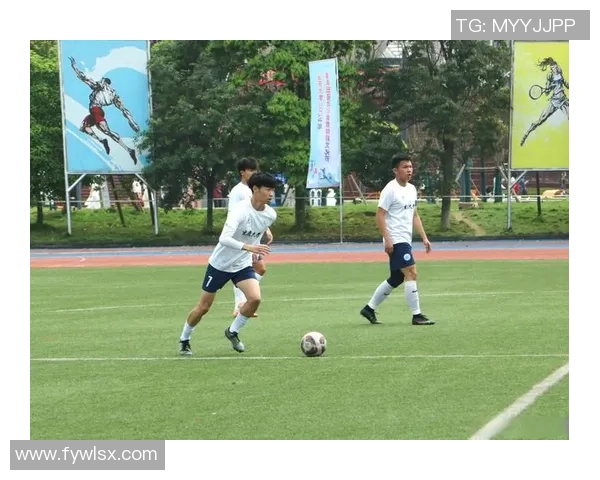 唱歌与足球的激情碰撞让我们在绿茵场上尽情释放青春的热血与梦想 唱歌与足球的激情碰撞让我们在绿茵场上尽情释放青春的热血与梦想